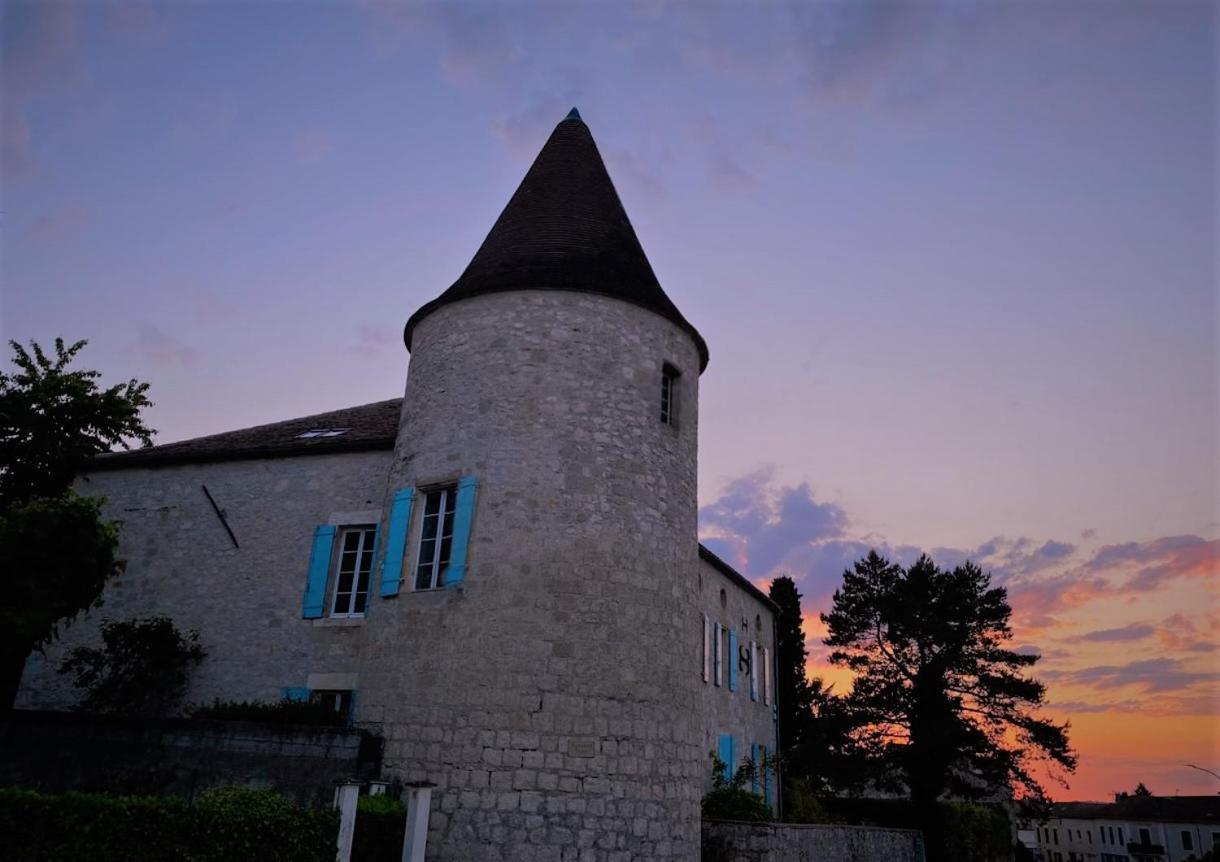 Un Petit Chateau Lauzun Exterior photo