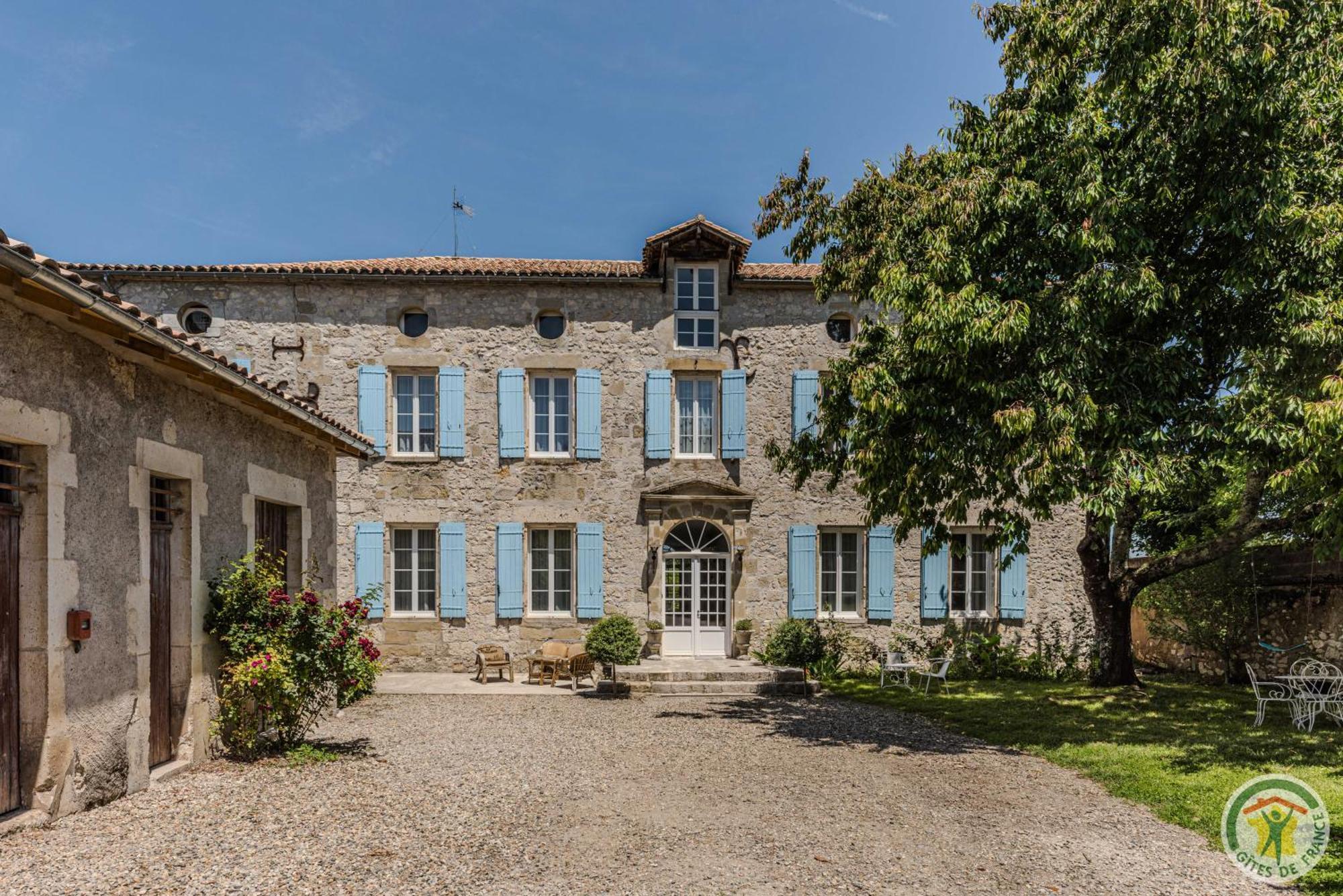 Un Petit Chateau Lauzun Exterior photo